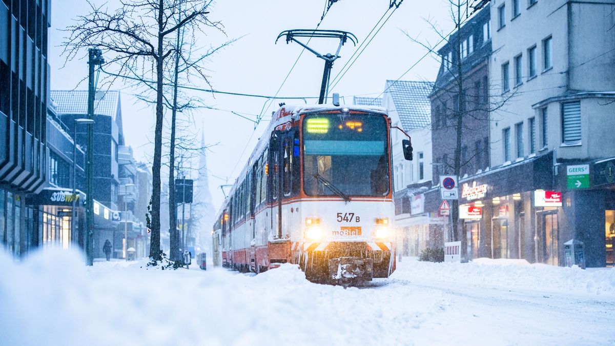 Mimořádný vpád zimy, části Německa zasypal sníh